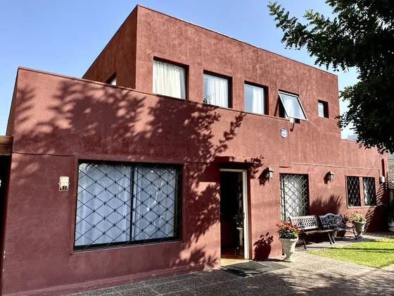 Amplio Terreno, Asislada, A Pasos Del Metro Y Servicios