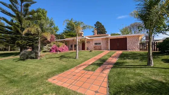 Casa En Venta - 3 Dormitorios 2 Baños - Cochera - 539mts2 - Canelones