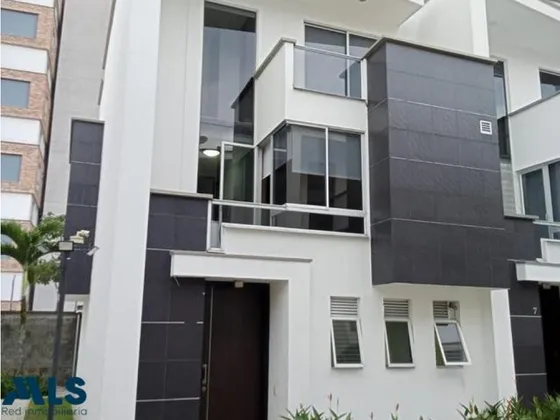 Casa Esquinera En Pinares Conjunto Cerrado(mls#243815)
