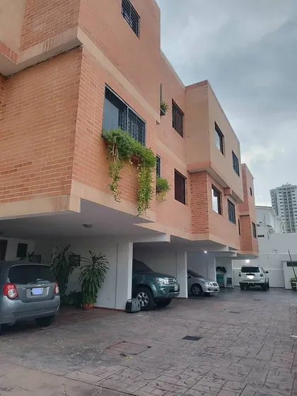 Eduardo Romero Vende Townhouse En Conjunto Privado De El Parral Cod 284555