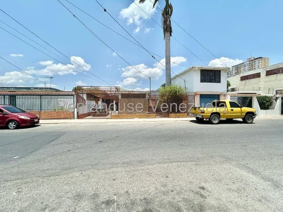 #*25-18806 Venta Amplia Casa De Platabanda Con Piso De Granito Ubicada En Calles Principales Del Centro De La Ciudad Barquisimeto, Lara. Adelaida Armeya