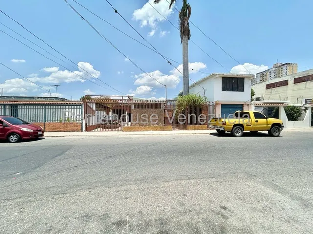 #*25-18806 Venta Amplia Casa De Platabanda Con Piso De Granito Ubicada En Calles Principales Del Centro De La Ciudad Barquisimeto, Lara. Adelaida Armeya