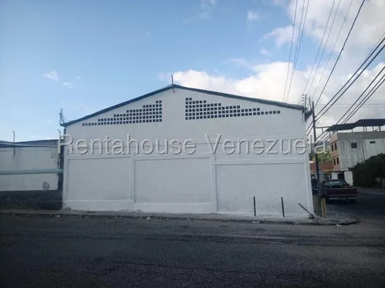 Galpon En Venta En Cabudare Urb La Mata Posee 290m2 Area De Oficinas Luz Trifasica Todos Los Servicios Básicos! Cod 25 9864 Comunicate Soy Gabi Irastorza                                               