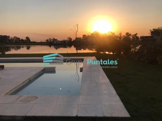 Casa En Venta En Barrio Santo Domingo Con Hermoso Lote De 940 M2 Con Fondo A La Laguna, Corredor Canning San Vicente
