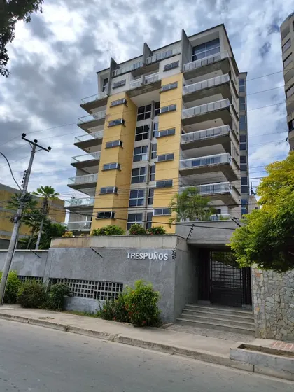 Edificio 3 Puños, Porlamar Avenida Raúl Leoni.