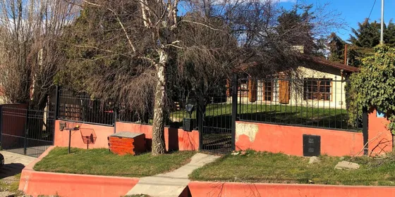 Excelente Casa De 3 Dormitorios Y Monoambiente En Melipal