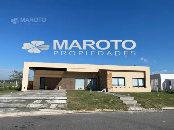 Casa En Venta Con Renta En Barrio San Sebastian - Escobar - Maroto Propiedades