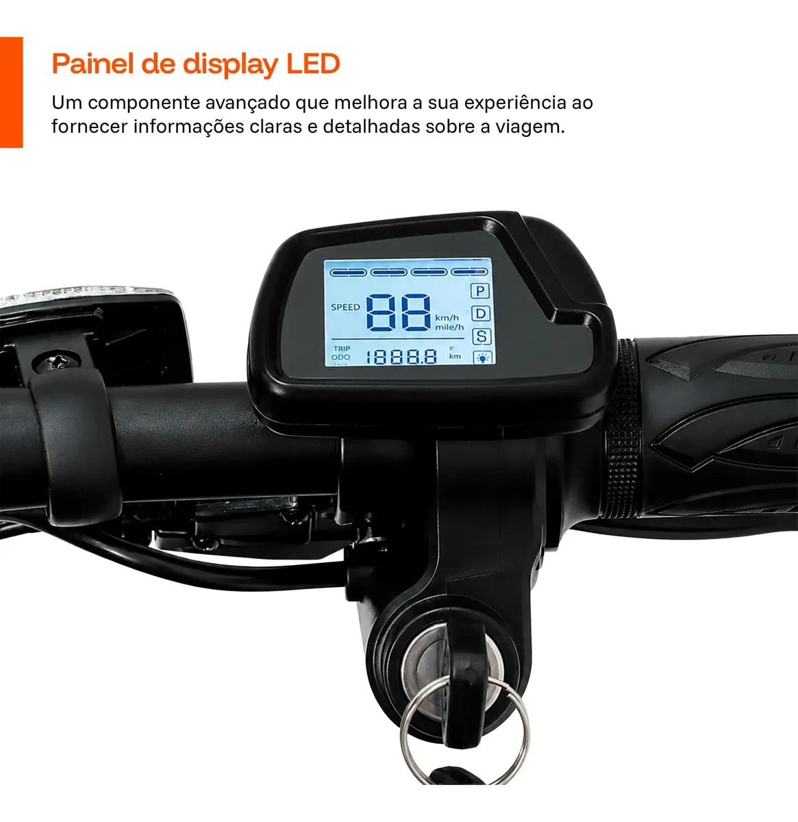 Detalhe do painel de display LED da bicicleta elétrica UFOFAST MBE-F1L no guidão, mostrando velocidade em km/h, distância percorrida e nível de bateria, com a chave de ignição visível.