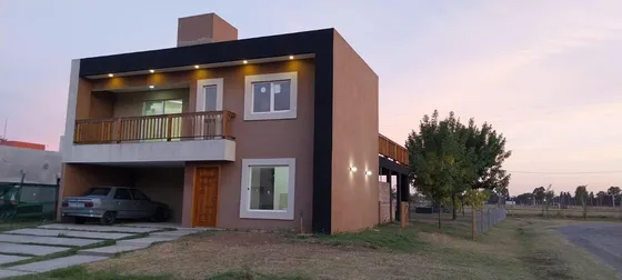 Casa En Venta - 4 Dormitorios 4 Baños - 800mts2 - Guernica