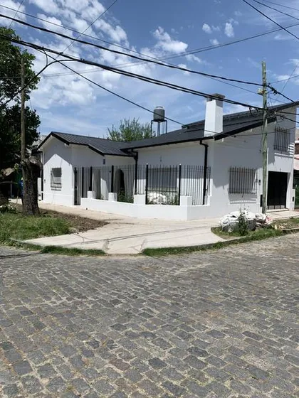 Chalet Reciclado En 2 Plantas En Banfield