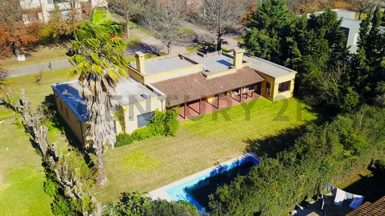 Venta | Importante Casa De 3 Dormitorios En Los Alamos Club De Campo, Ibarlucea.