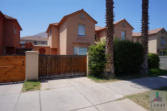 Casa De 2 Pisos, 3d Y 2b En 80/137m2, En Valle Lo Campino