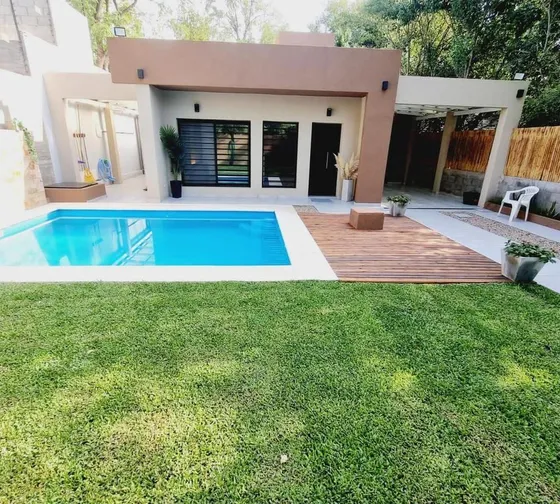 Venta Casa De 3 Ambientes, Con Cochera Y Piscina, En Leloir