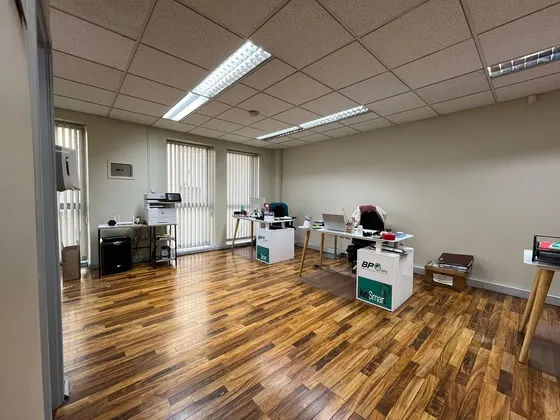 Oficina De Amplios Espacios, 2 Baños Y Kitchenette