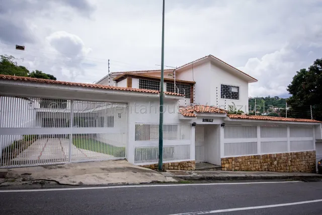 Ss: Vende Casa 25-17564 En Prados Del Este De 487 M2, 6h/6b/8pe