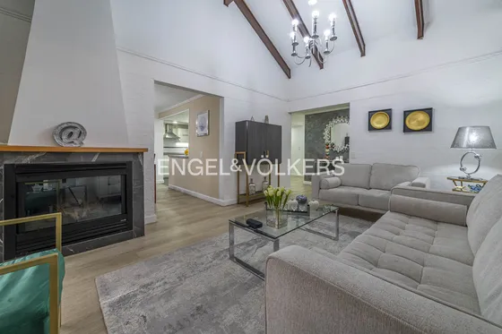 Casa Totalmente Renovada, 4 Dormitorios 2 En Suite
