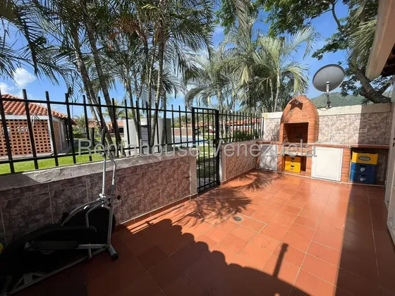 Hermosa Casa De Esquina Totalmente Operativa ,piso De Porcelanato,todas Sus Habitaciones Son Amplias Y Con Hermosos Closet. La Distribucion Es De 4 Habitaciones ,dos De Ellas Con Baños Integrados