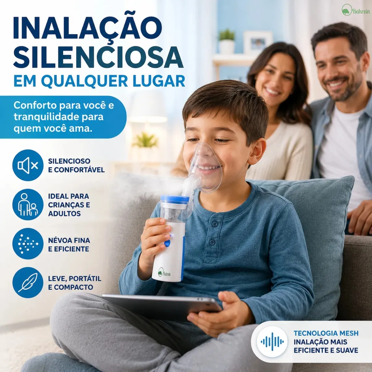Criança utilizando inalador nebulizador portátil Bahrein enquanto segura um tablet com os pais ao fundo