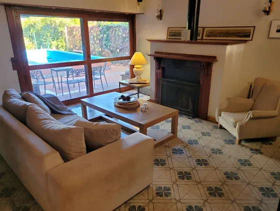 Oportunidad En Barrio Divino Rostro. Casa De 5 Ambientes