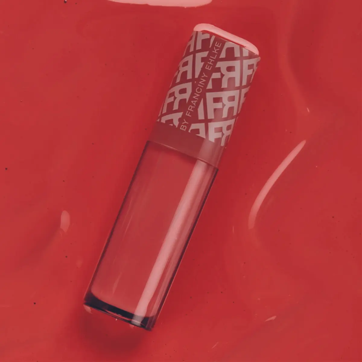 Gloss aplicado nos lábios, mostrando o brilho