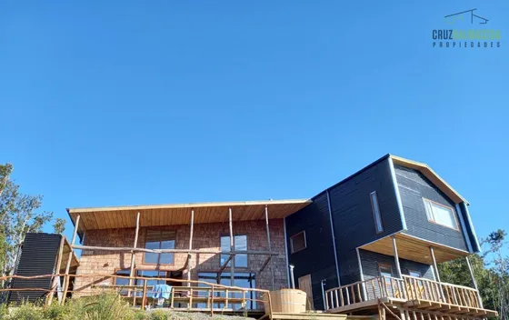 Casa En Venta De 5 Dorm. Con Orilla De Mar En Quemchi