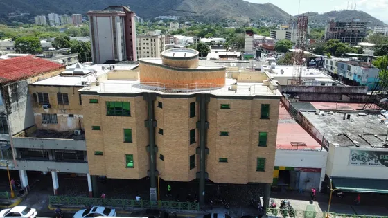 Re/max Activo Vende Edificio Comercial En La Avenida Cedeño Valencia   Cod. 276198