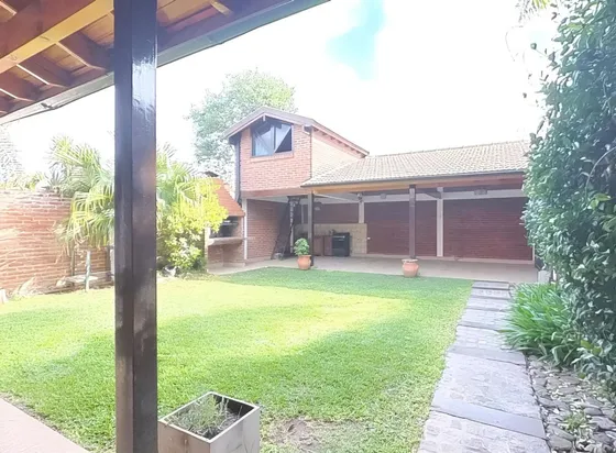 Casa En Venta Hurlingham 5 Amb Garage Jardín Impec