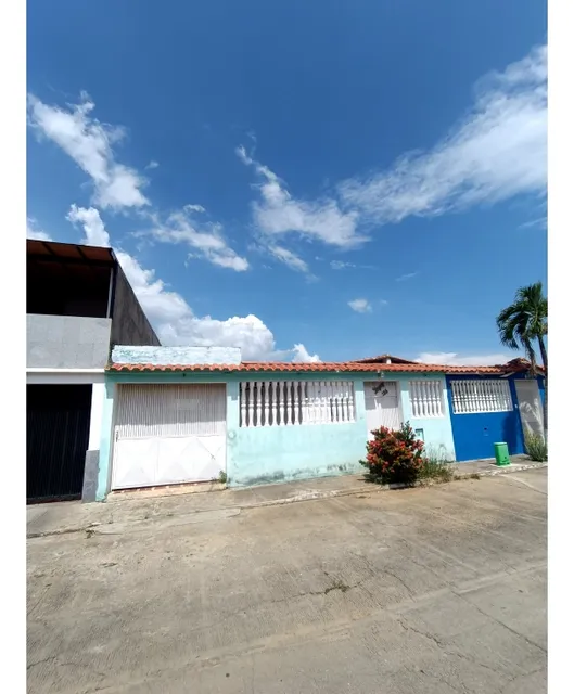Se Vende Casa 177m2 3h/3b/3p Urb Betania Charallave 0859