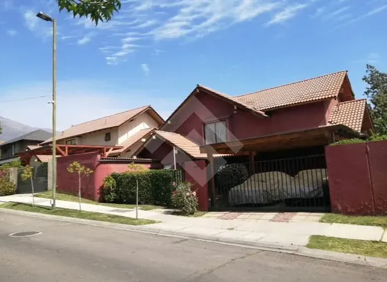 Casa En Venta De 5 Dorm. En Peñalolén
