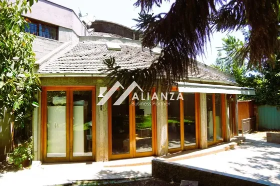 Casa Con Original Arquitectura Y Gran Terreno En Condominio