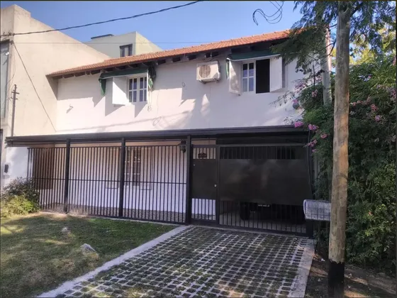 Casa En Venta - 3 Dormitorios 2  Baños 2 Cocheras - 300mts2 - City Bell