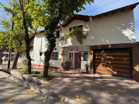 Casa En Venta + Consultorios, Bombal Godoy Cruz.