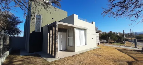 Casa En B° Cerrado Para 15 Personas, Pileta, Quincho, Galeria, Seguridad 24 Hs Y Hermosa Vista