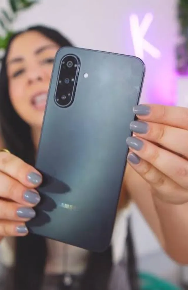 Celular Samsung Galaxy A17 Com Ia, 256gb, 8gb Ram, Câm De 50mp, Tela De 6.7 , Nfc, Ip54 - Azul - Imagem 4