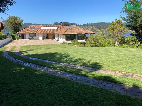 Casa En Venta De 5 Dorm. En Vichuquén