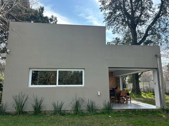 Casa En Venta - 4 Dormitorios 4 Baños - 1.400mts2 - Longchamps