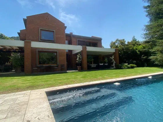 Casa En Venta De 5 Dorm. En Los Trapenses