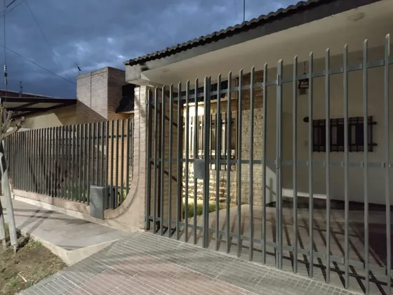 Venta Casa 3 Dormitorios Villa Allende Con Cochera