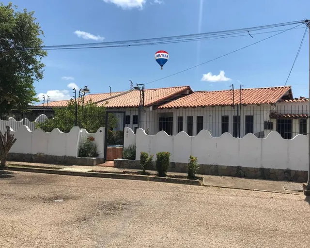 Casa Con Amplio Terreno Y Potencial Comercial En Juan Griego, Isla De Margarita