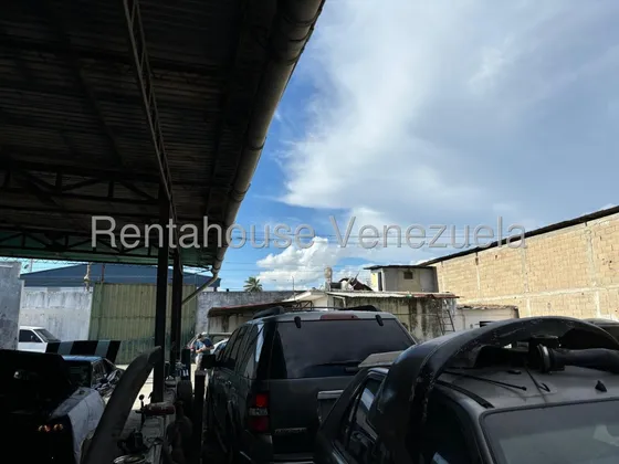 Julian Galindez Vende Galpon Con Excelente Ubicacion En La Zona Industrial I Barquisimeto  #25-9729