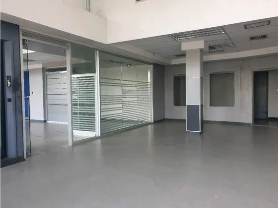 Se Vende Local Comercial  A Pie De Calle Av Las Industrias En Barqto