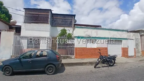 Maritza Lucena Vende Amplia Casa De Dos Plantas Al Oeste De Barquisimeto, Con Local Comercial, Cómodas Habitaciones, Ideal Para Familias Numerosas.
