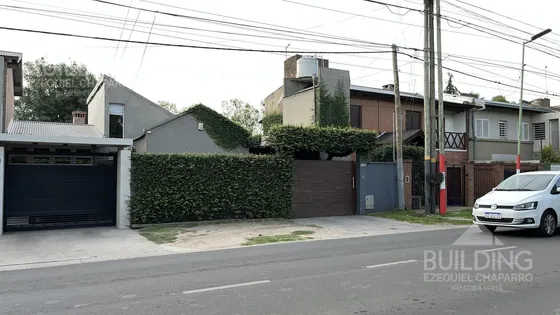 Casa En 467 E/ 30 Y 31 - City Bell - Cochera - Pileta - 3 Dormitorios