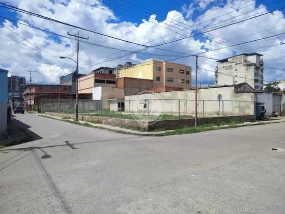 De Oportunidad Para Inversion Amplio Terreno De 696. En El Centro De Maracay. Abierto A Cualquier Propuesta. 005jsc