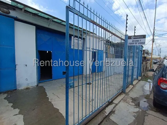 En Alquiler Local Ubicado En San Blas, A Pocos Metros De La Av Lara. Ideal Para Taller, Deposito. Consta De 50 Mts, Distribuido En : 35 Mts Area Techada Y 15 Mts Libre. Baño, Batea,electricidad De 220