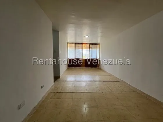 María Martínez Vende Amplio Apartamento Ubicado En El Centro De Cabudare, Cerca A Comercios, Amplias Habitaciones, Agua Dos Veces Por Semana, Gas Por Bombona.