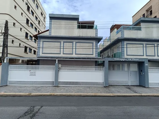 Casa De 3 Dorms. E 3 Andares