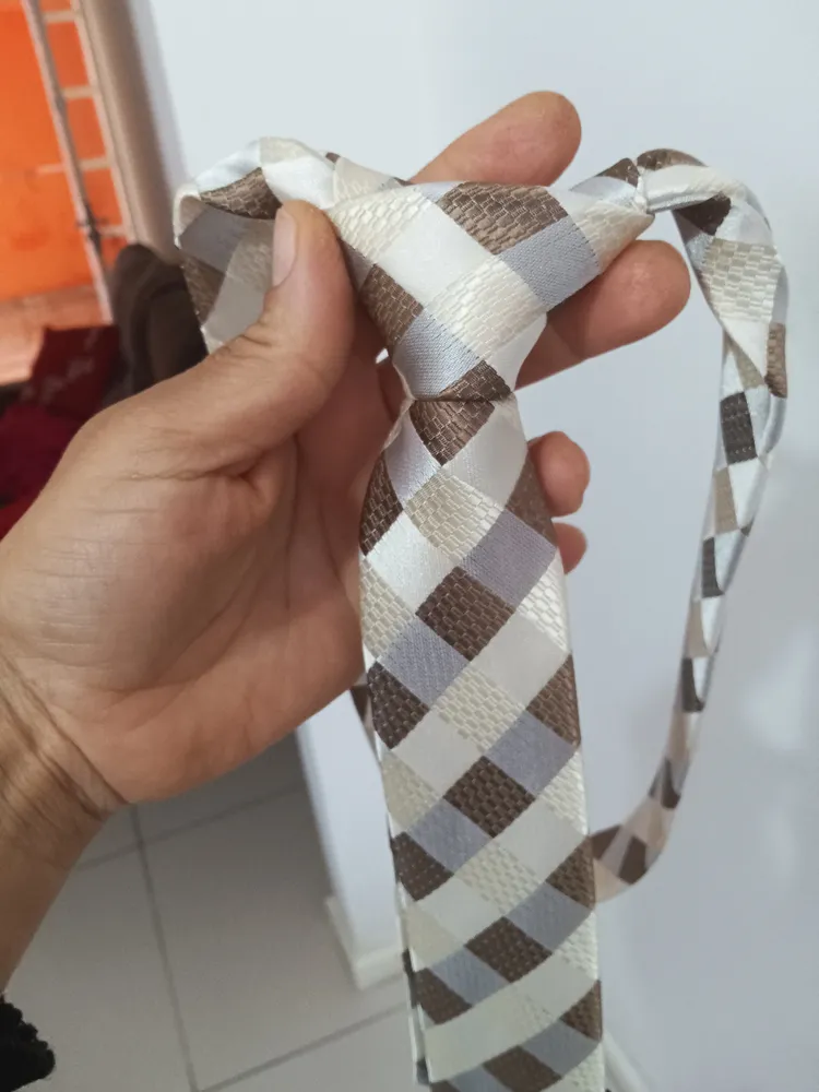 Detalhe da textura da gravata G505 verde oliva em foto de cliente