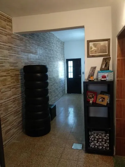 Casa En Venta - 2 Dormitorios 1 Baño - Cocheras - 210mts2 - Caseros