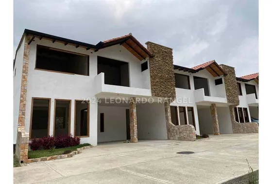 Se Vende Townhouse De 238 M² En Timotes, Mérida.